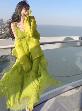单件/套装夏季小众设计感荷叶边拼接吊带裙+绿色宽松防晒衫套装裙