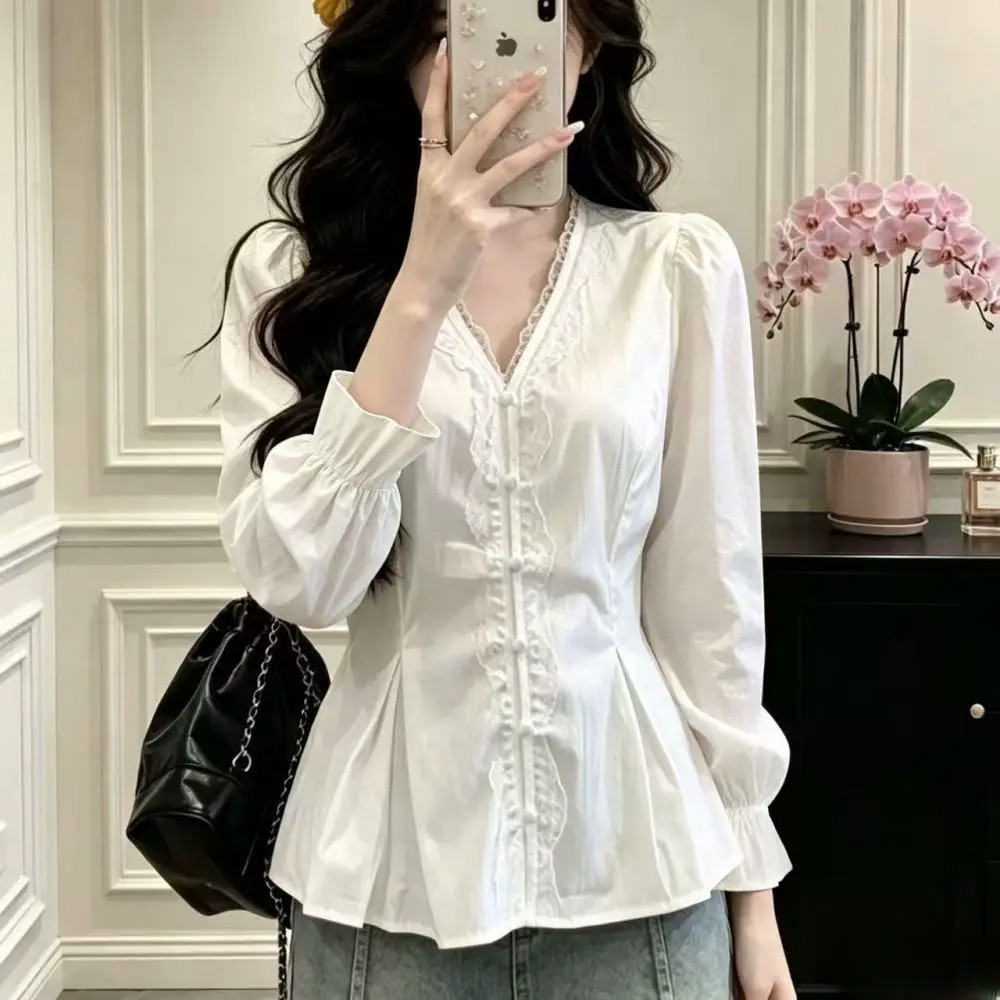 大码法式蕾丝拼接v领长袖衬衫女秋季胖mm设计感显瘦掐腰修身小衫