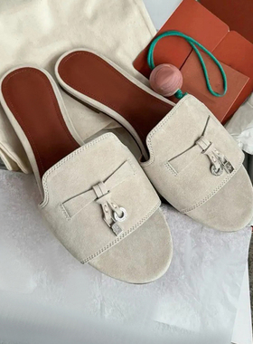 现货~拖鞋女外穿2025夏季新款LP法式吊坠一字平底度假沙滩凉拖鞋