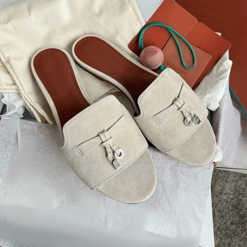 现货~拖鞋女外穿2025夏季新款LP法式吊坠一字平底度假沙滩凉拖鞋