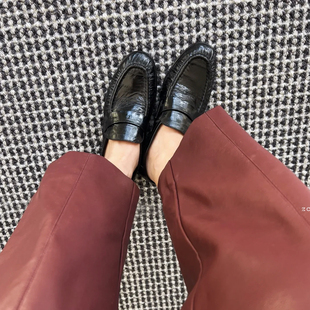 2026新款黑色鳄鱼纹乐福鞋女鳗鱼皮褶皱通勤百搭一脚蹬平底小皮鞋