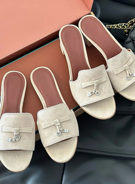 现货~拖鞋女夏季外穿2026新款LP法式吊坠一字懒人粗跟高跟凉拖鞋