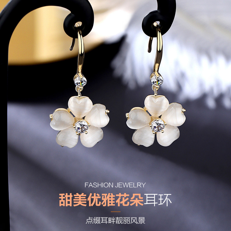 玉兰花耳环女花朵2026新款气质小香风耳坠高级感耳钉白色挂钩耳饰