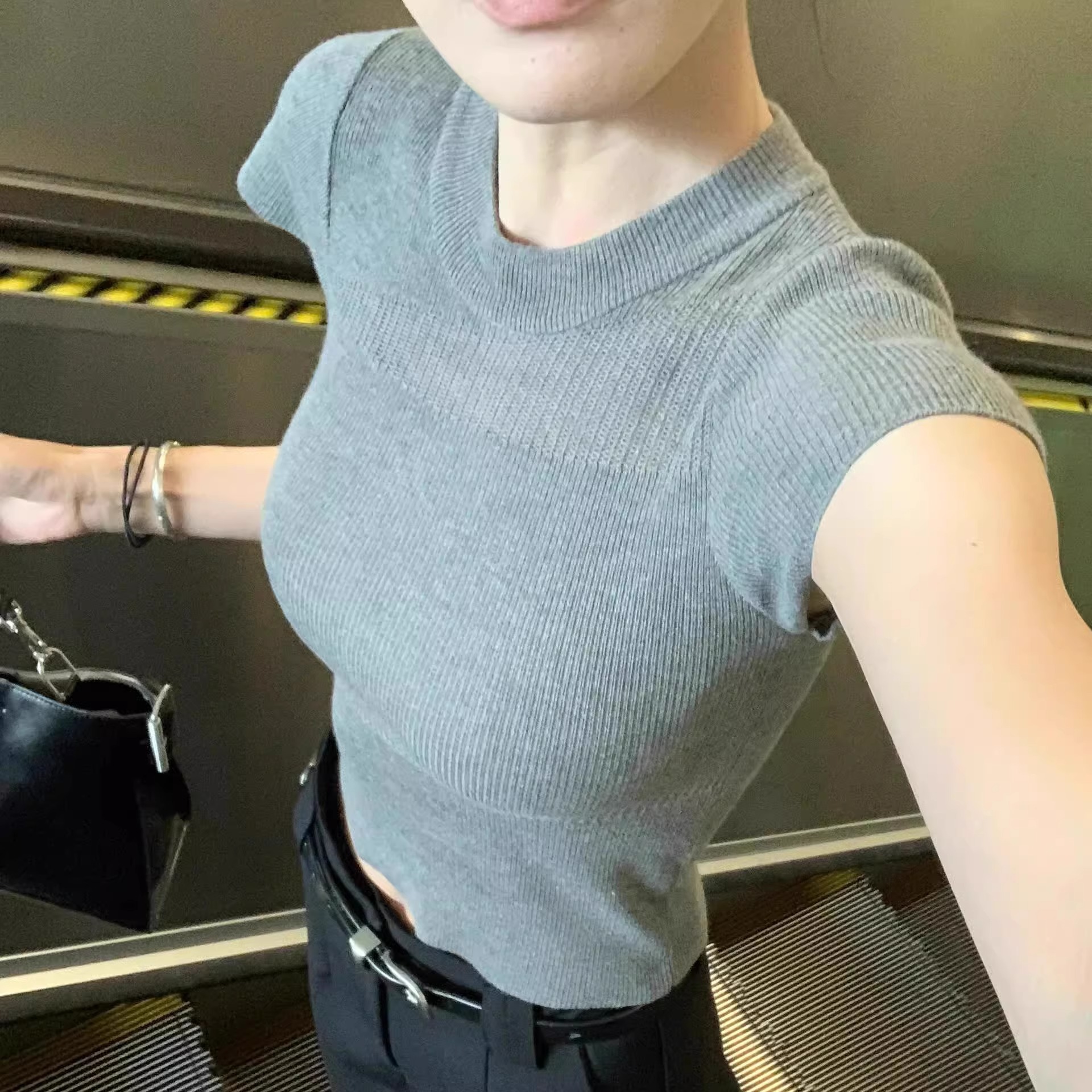 灰色正肩短袖T恤女夏季