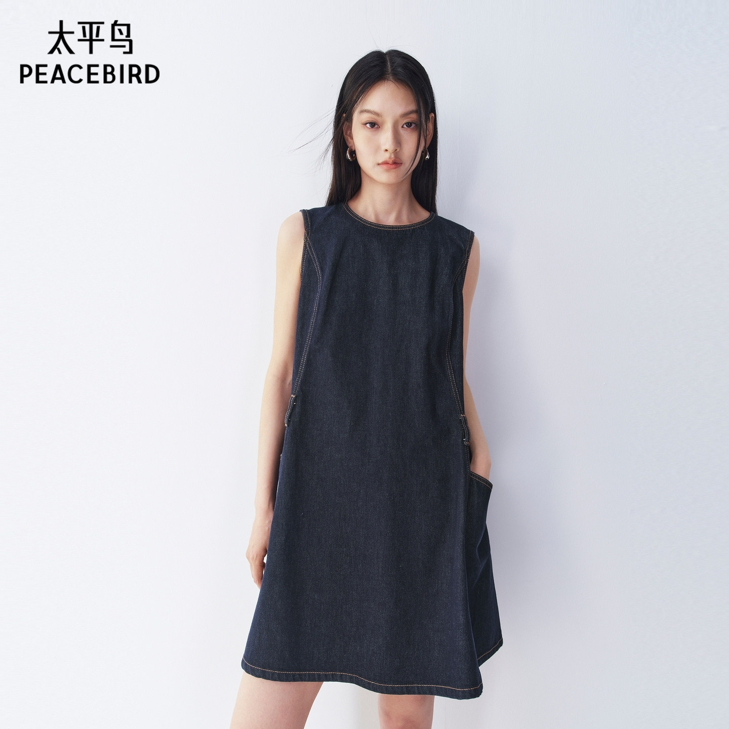 太平鸟牛仔连衣裙女2026新款无袖背心裙a字裙气质通勤裙子女夏季