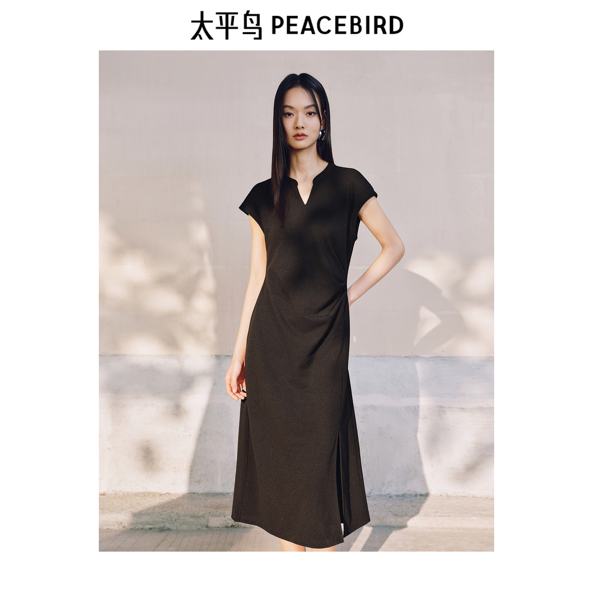 太平鸟针织小V领连衣裙女2026夏新款收腰短袖褶皱开衩长裙简约黑
