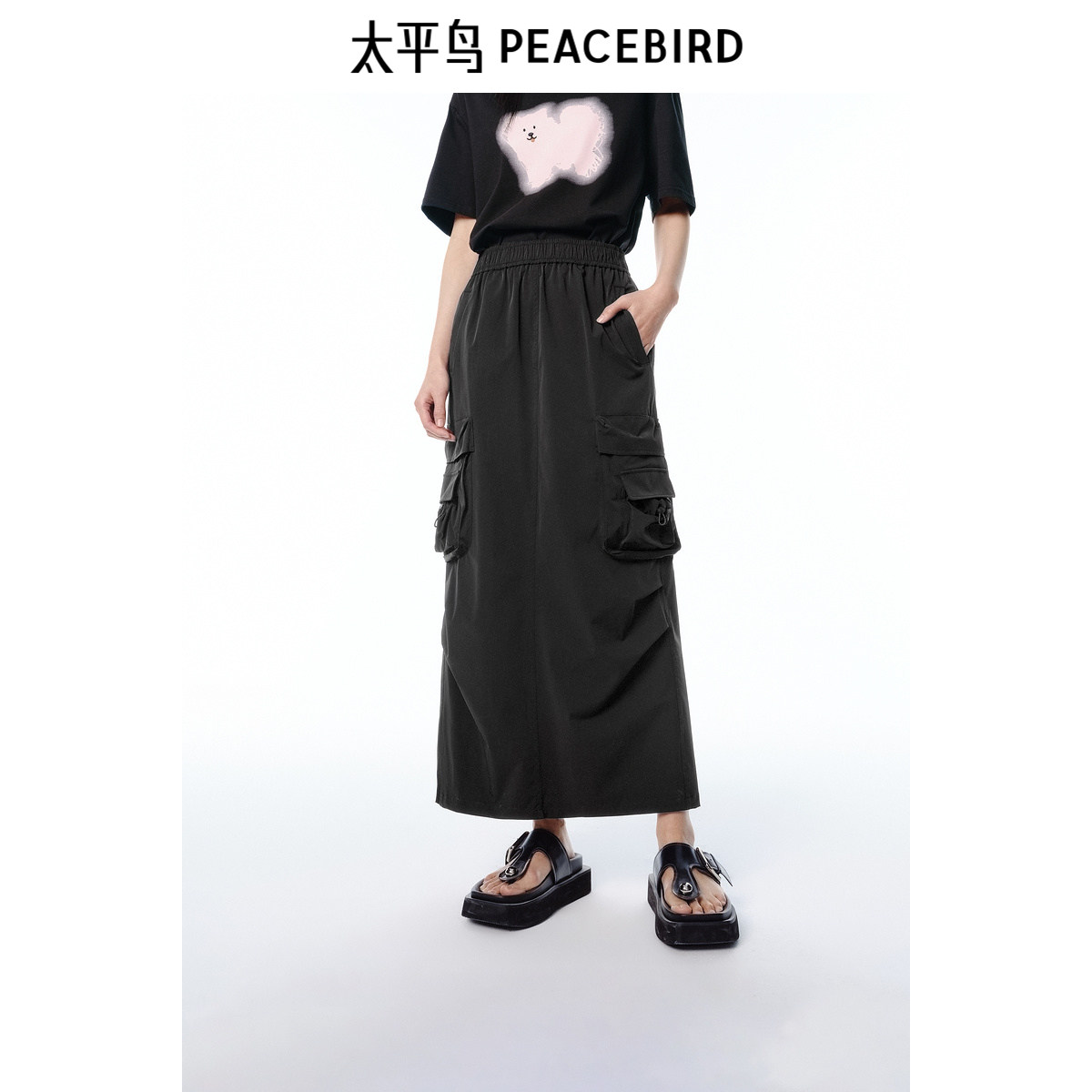 太平鸟工装风半身裙女长裙2026夏新款轻薄挺括黑色运动风直筒裙子