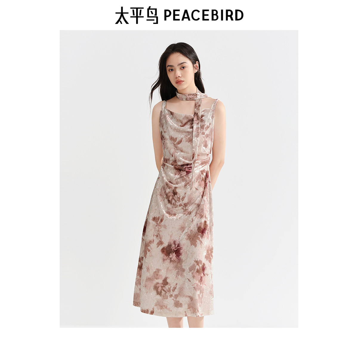 太平鸟女装丝绒印花吊带连衣裙秋冬新款荡领修身无袖裙小众长裙