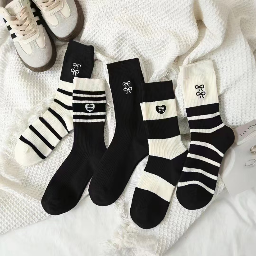 新款棉袜子女配鲨鱼裤高筒袜网红百搭潮袜刺绣长筒棉袜外穿袜子