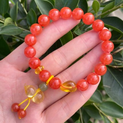 精品南红9.5mm单圈手串，颜色红润，搭配天然琥珀时尚送女友