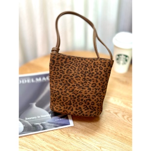 美拉德风磨砂牛皮小桶包单肩斜跨包反绒皮秋冬新款真皮女包小包