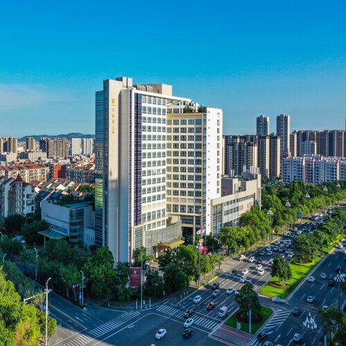 诗画佰翔&middot;灵动山海沉浸式度假系列产品 平日周末节假日通用不加价，1-2晚随心选，温馨亲子度假，打卡闽南古韵 酒店毗邻市行政文化经济区，购交通便利 购买尊贵房套餐可享端午粽意礼盒，体验欢乐泡泡池