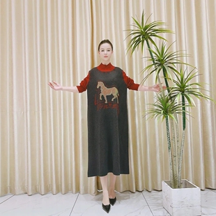 9943红灰撞色鎏金骏马针织长裙烫钻神兽图案气质款连衣裙