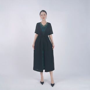 B079黑绿色镂空假两件设计连衣裙女宽松大码中年妈妈短袖过玥玥羊
