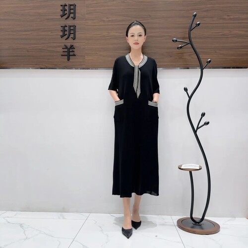 A519黑领巾针织连衣裙收腰显瘦设计师优雅时尚气质复古夏季玥玥羊