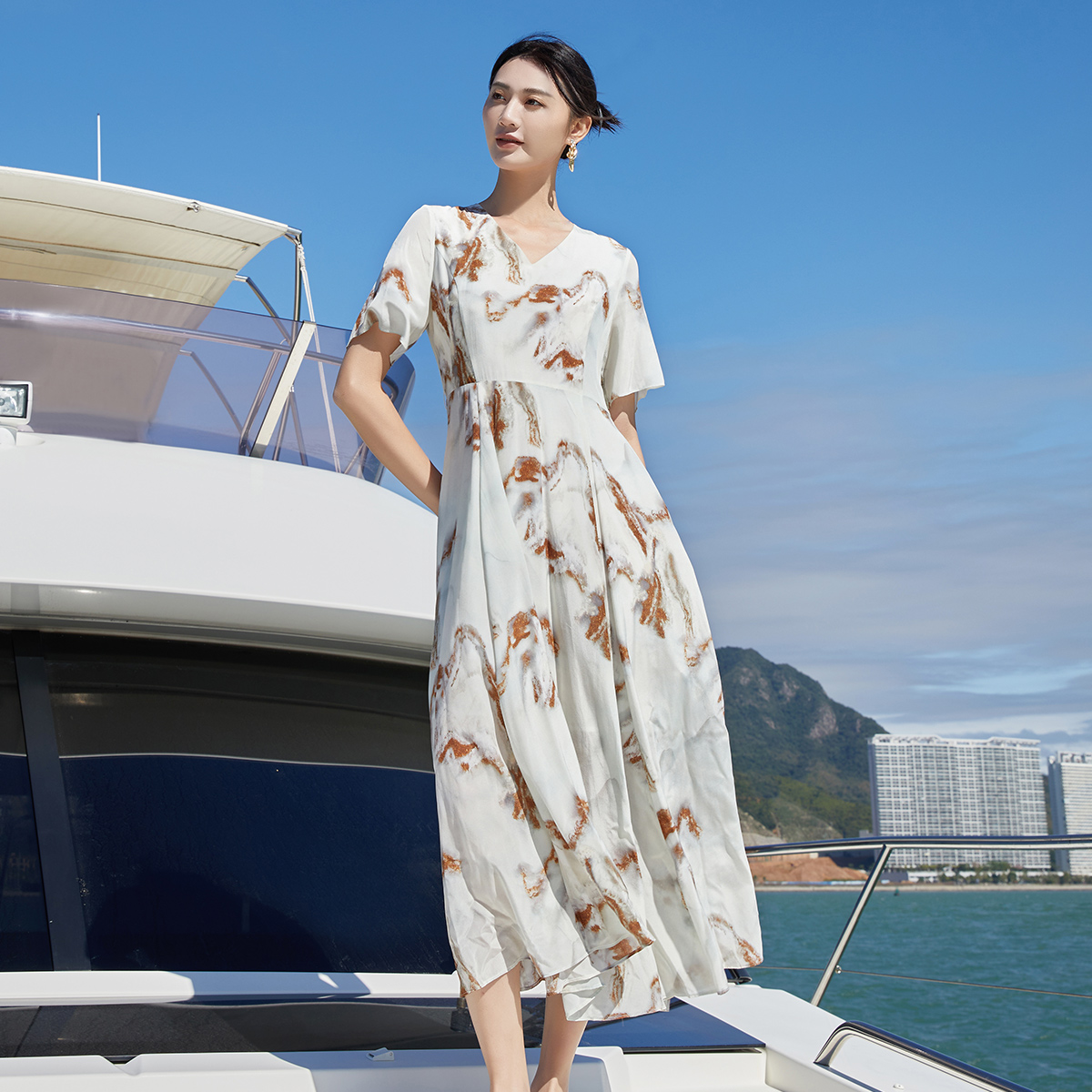 歌蒂诗夏季V领时尚印花连衣裙