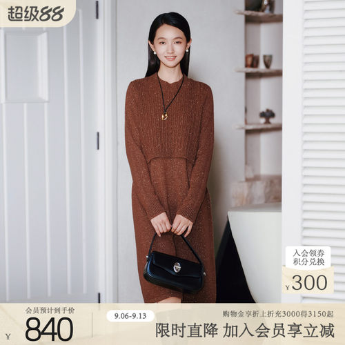 歌蒂诗专柜冬季新款休闲风收腰显瘦绵羊毛圆领连衣裙8E43L2527