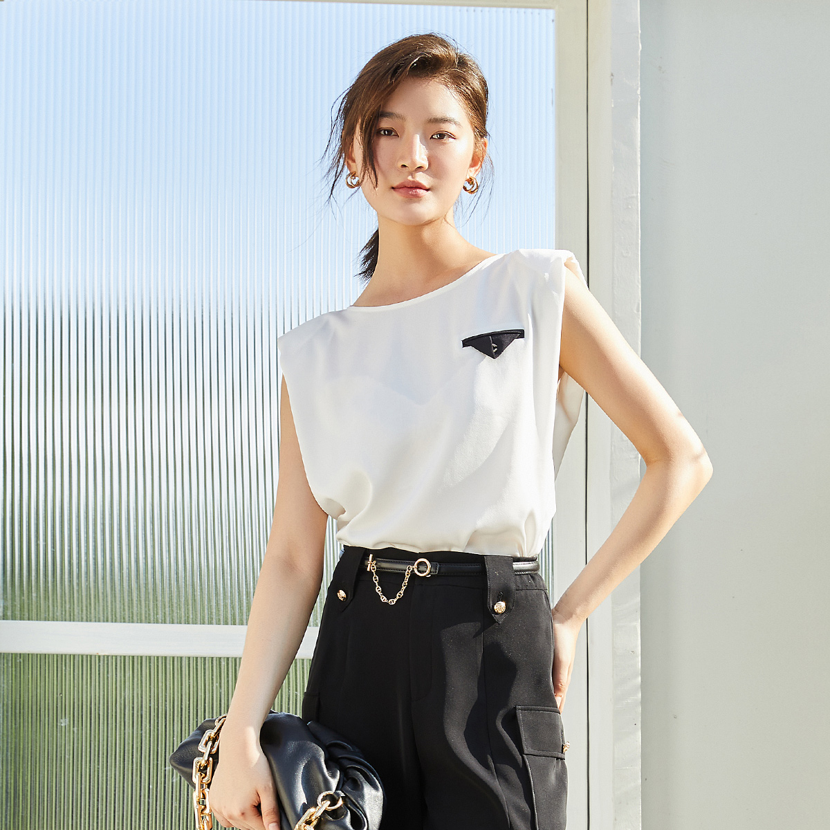 圆领无袖，宽松显瘦，撞色装饰