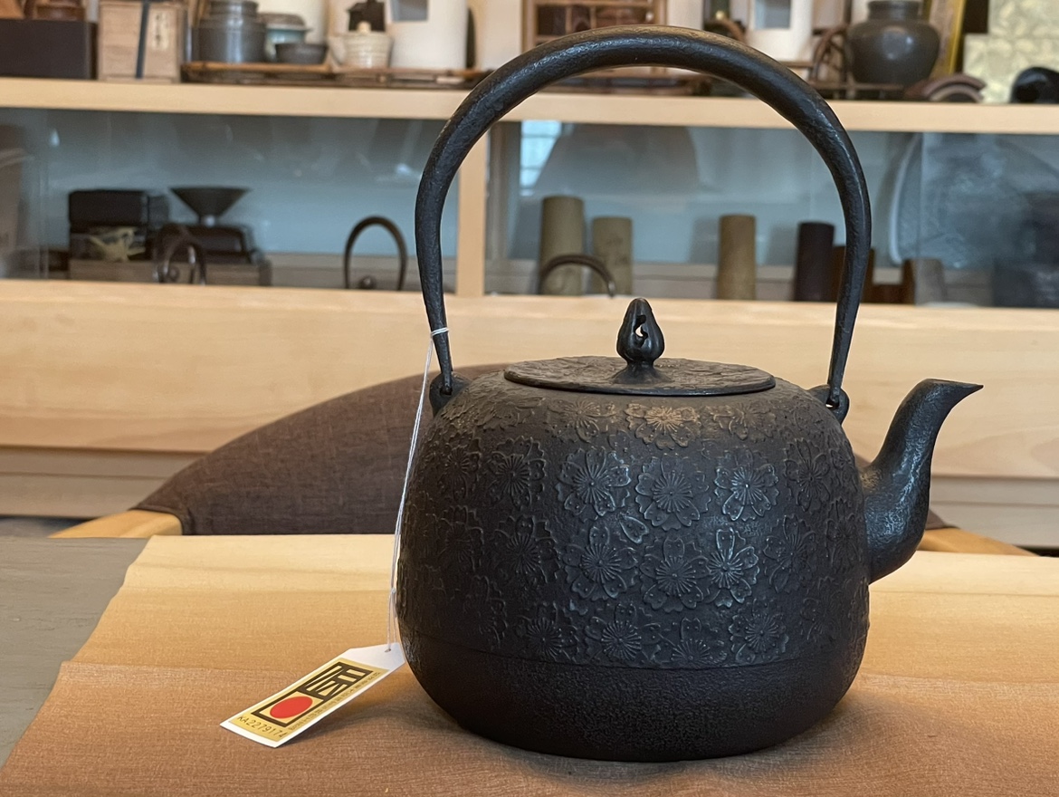 日本南部新铁壶 薰山工坊枣型樱花纹1.4升全手工茶具原矿茶壶烧水