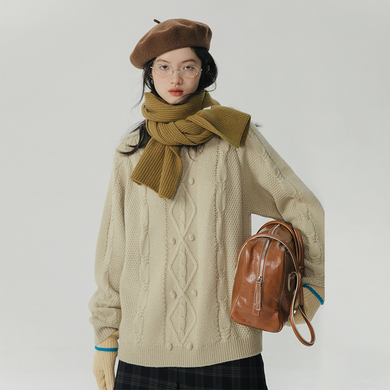 omont圆领宽松绞花毛衣