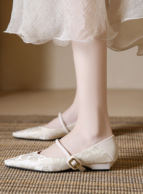 新中式国风浅口平底单鞋2025新款缎面复古尖头一字带女鞋