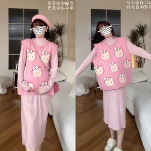 2024孕妇装秋季新款套装设计感宽松可爱马甲纯色长袖连衣裙两件套