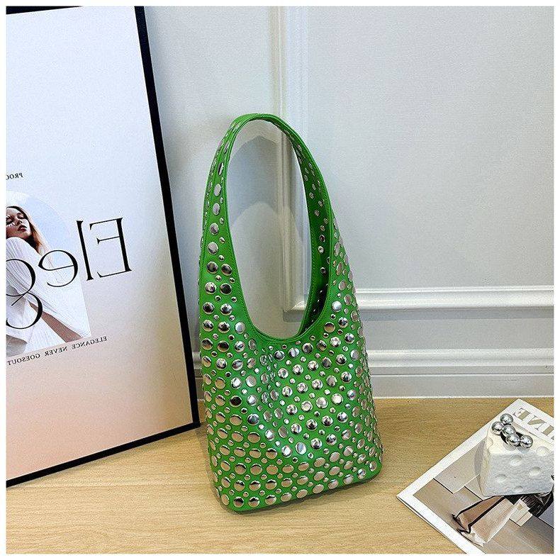 跨境新款欧美风女士手提包时尚质感铆钉水桶包高级质感单肩腋下包