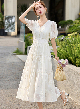 白色刺绣连衣裙女夏季2025新款流行爆款高级感气质收腰显瘦长裙子