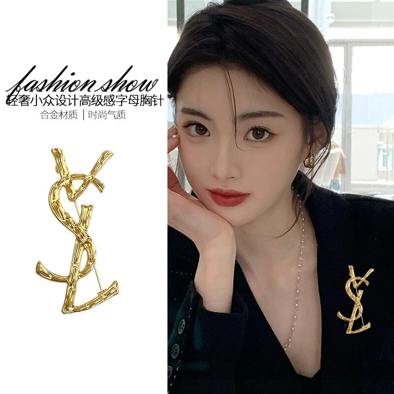 金色字母胸针女高档精致时尚别针