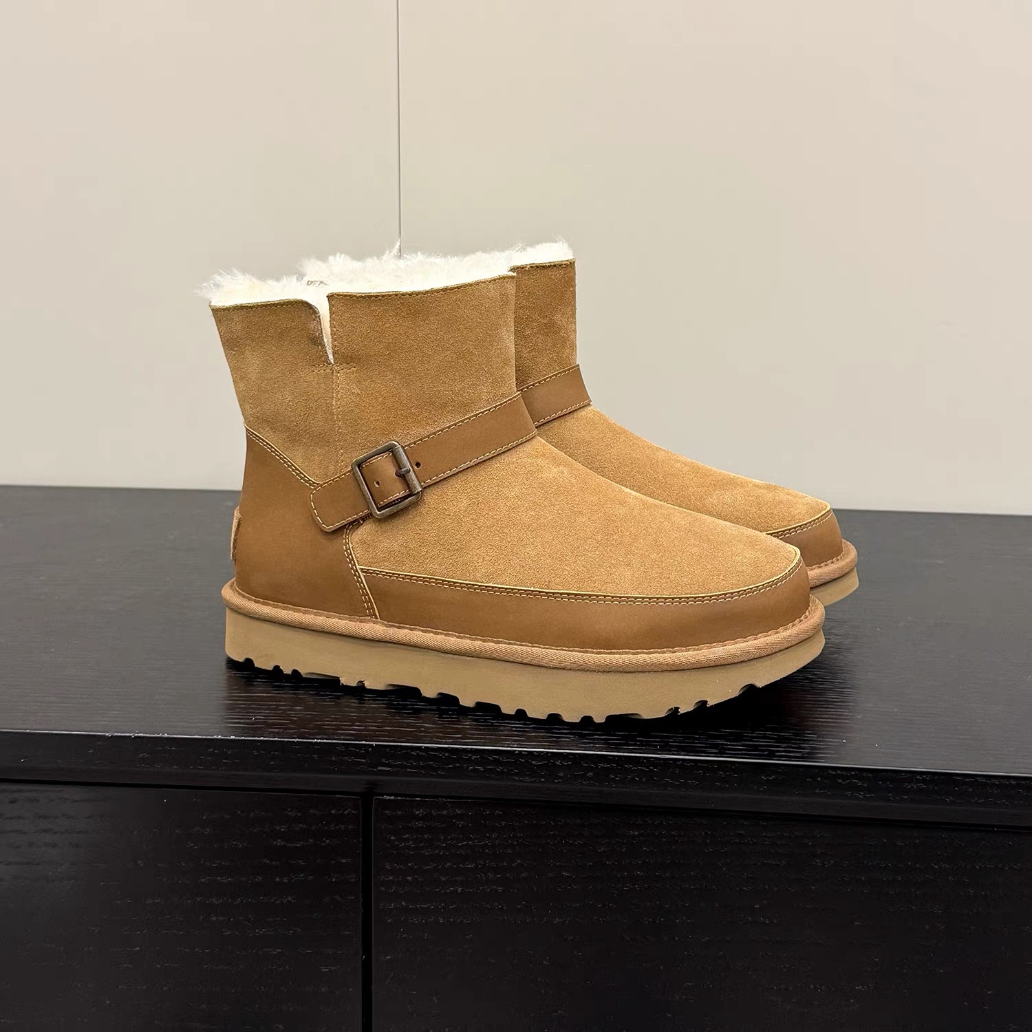 羊皮毛一体雪地靴女2025冬款厚底休闲皮带扣短筒东北加厚棉鞋短靴