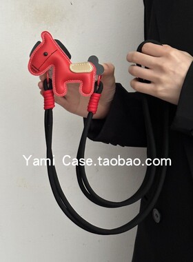 手机背夹斜挎挂绳小众新年红色马气质百搭解放双手卡通手机夹通用