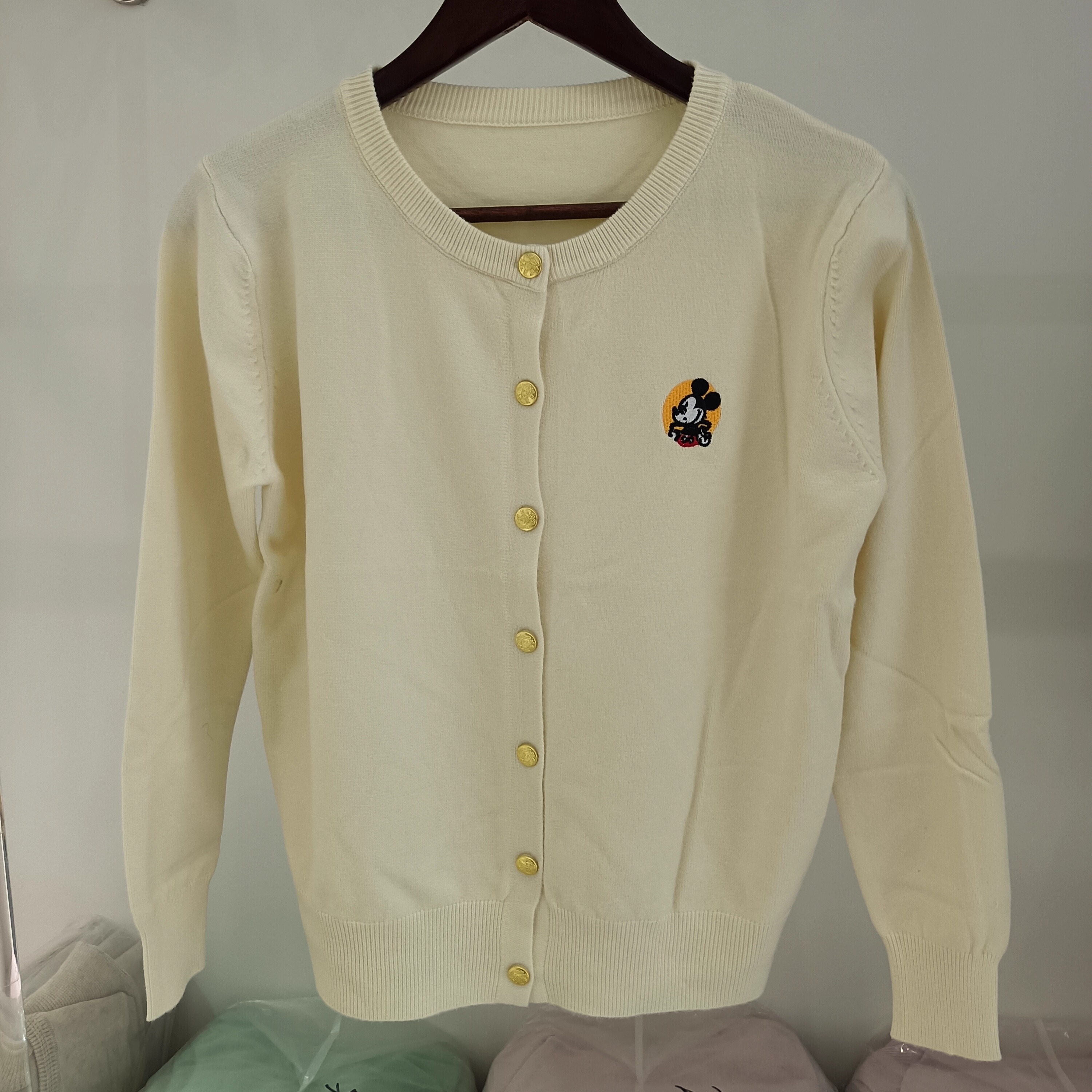 时尚百搭圆领单排扣针织开衫女