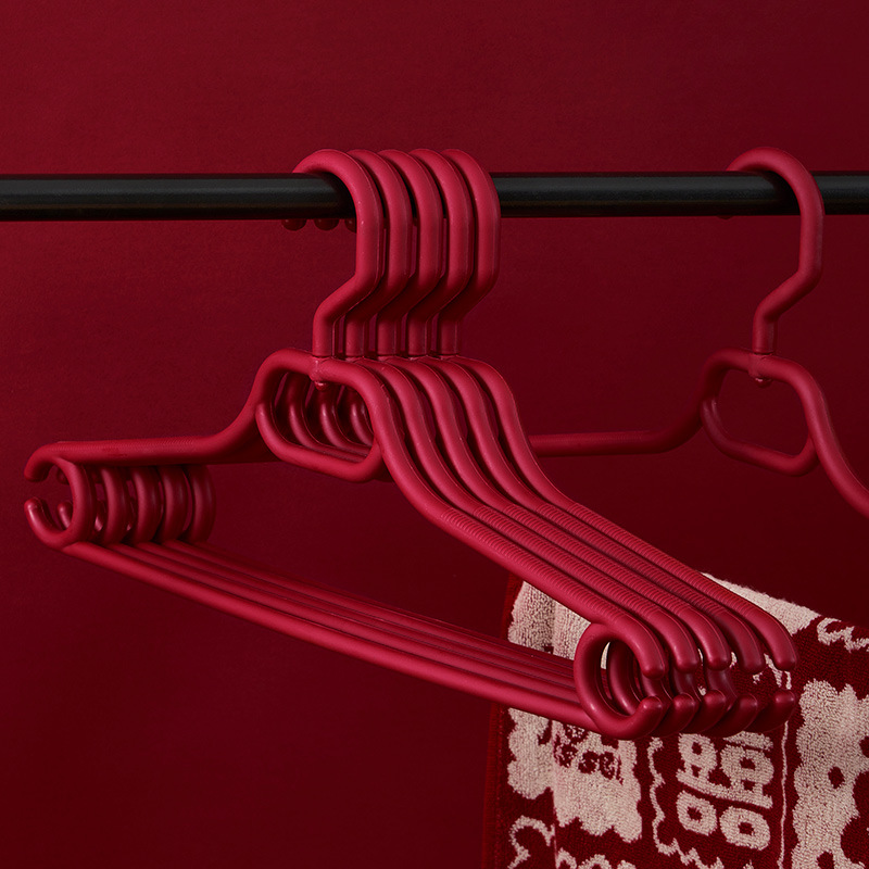 结婚中式喜字衣架一对红色喜庆衣架防滑无痕衣挂婚庆塑料衣撑喜架