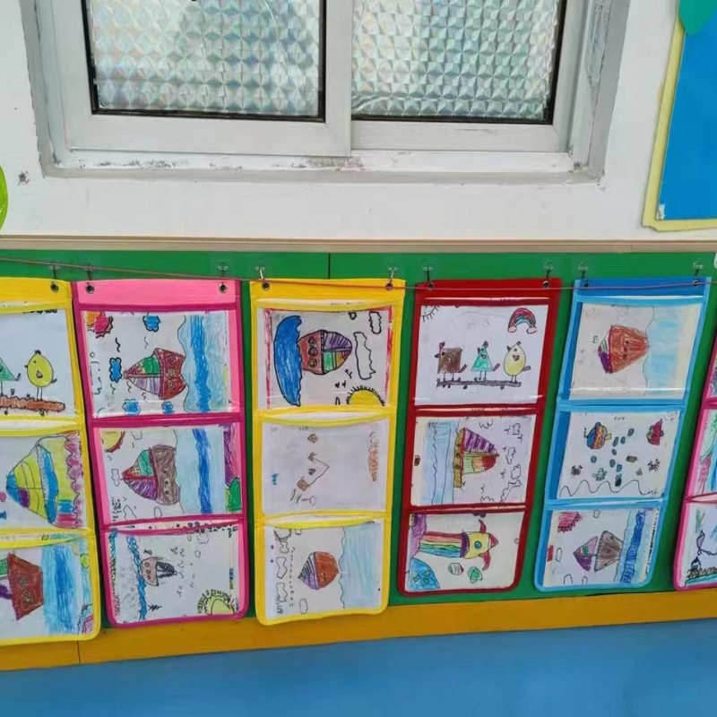 幼儿园作品展示挂袋美术环创材料透明展示袋图书奖状墙挂收纳袋