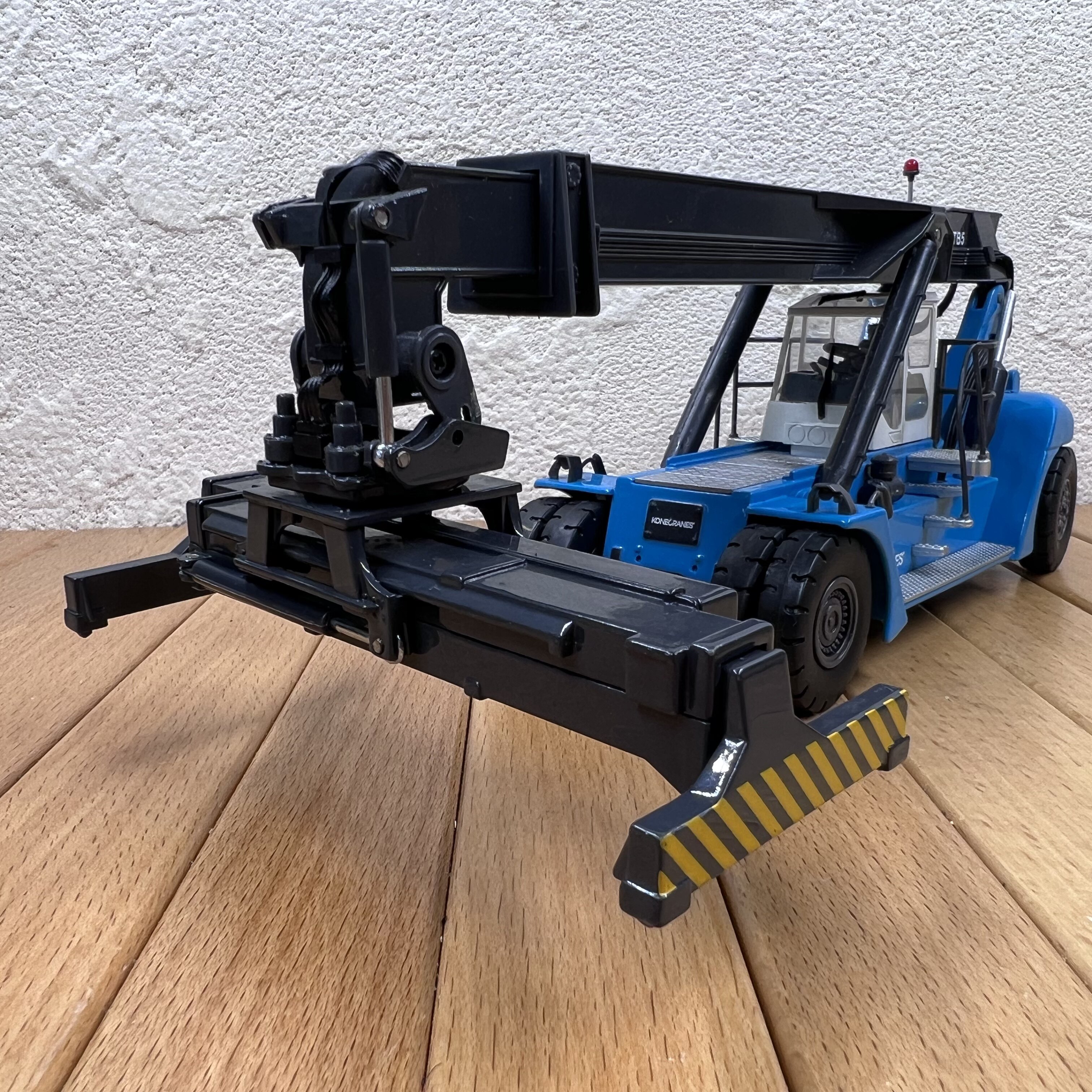 残次品1:50科尼集装箱正面吊车合金模型摆件工程车起重机场景摆设