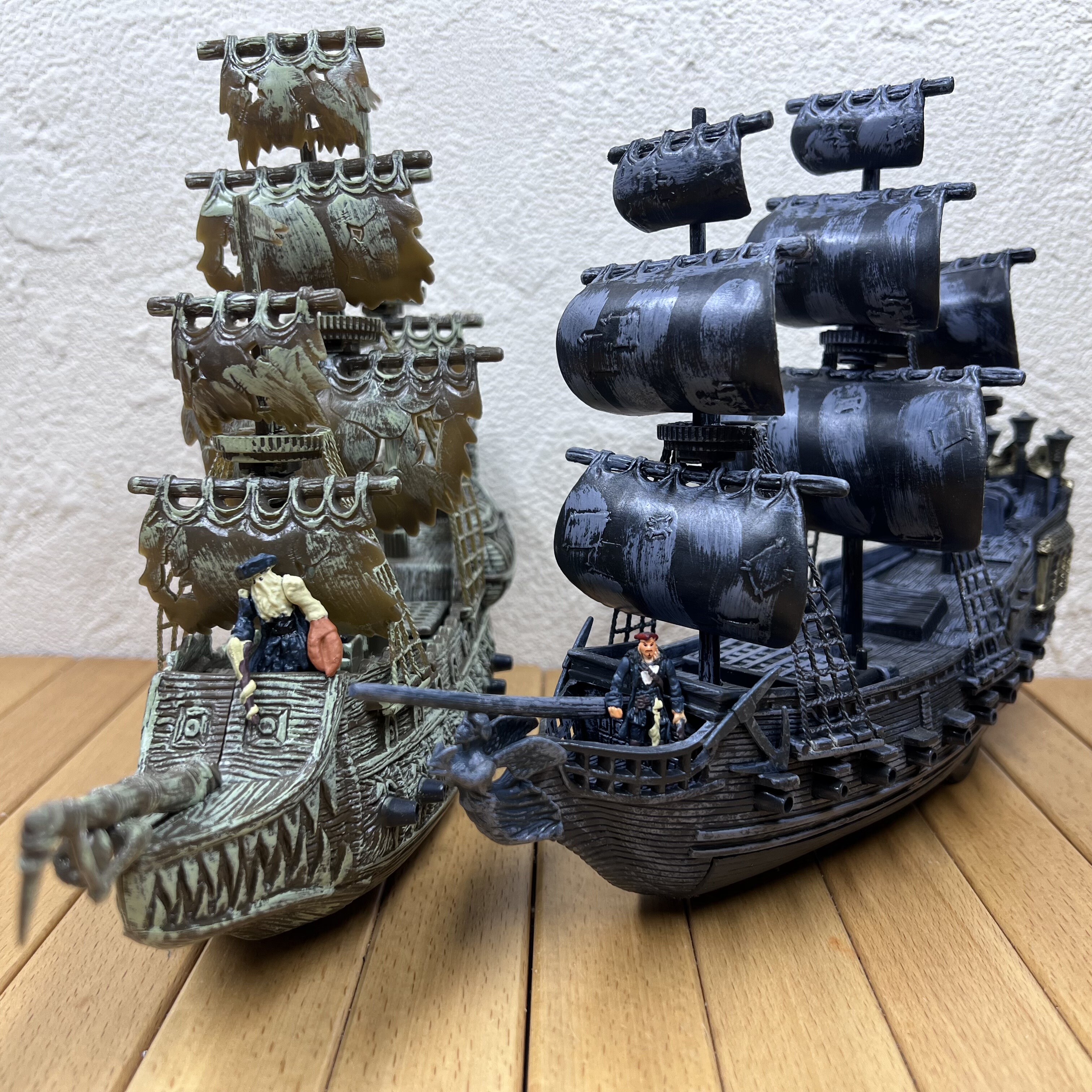 功能不行 加勒比海盗黑珍珠号飞翔的荷兰人号塑料遥控海盗船模型