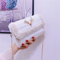 Белый рис и белая граница готовит продукт