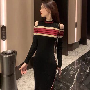 针织连衣裙女2026年新款法式复古女神范气质修身显瘦露肩长裙
