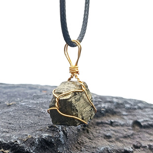 天然黄铁矿原石绕线吊坠 不规则方形黄铜矿愚人金石 闪矿石项链