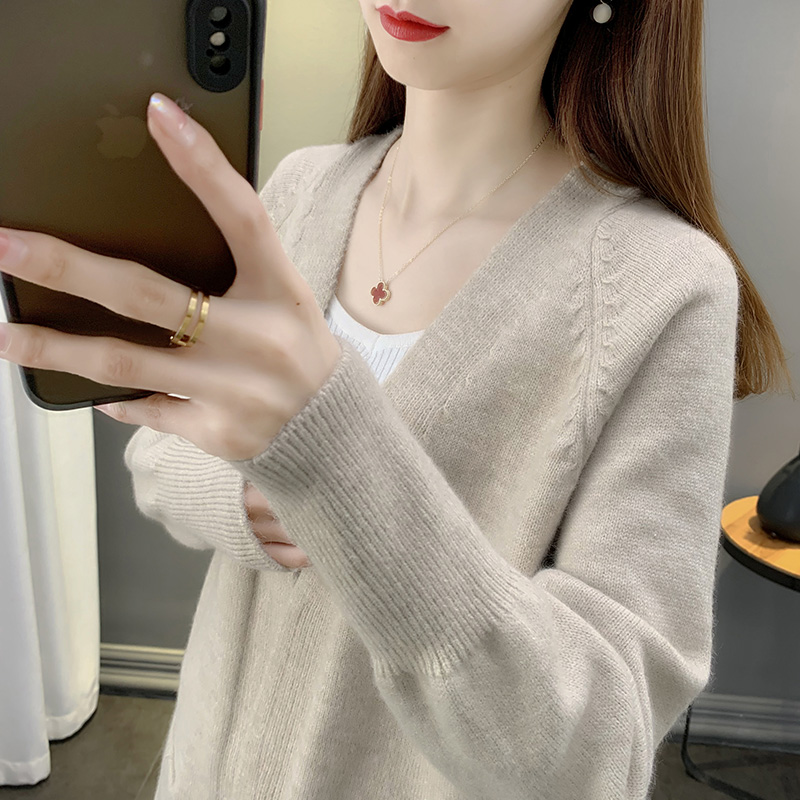 女装纯色V领外穿中长款针织开衫毛衣女宽松外套洋气