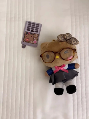 黑皮JK制服学生猫挂件书包挂饰公仔可爱毛绒玩偶少女心hellokitty