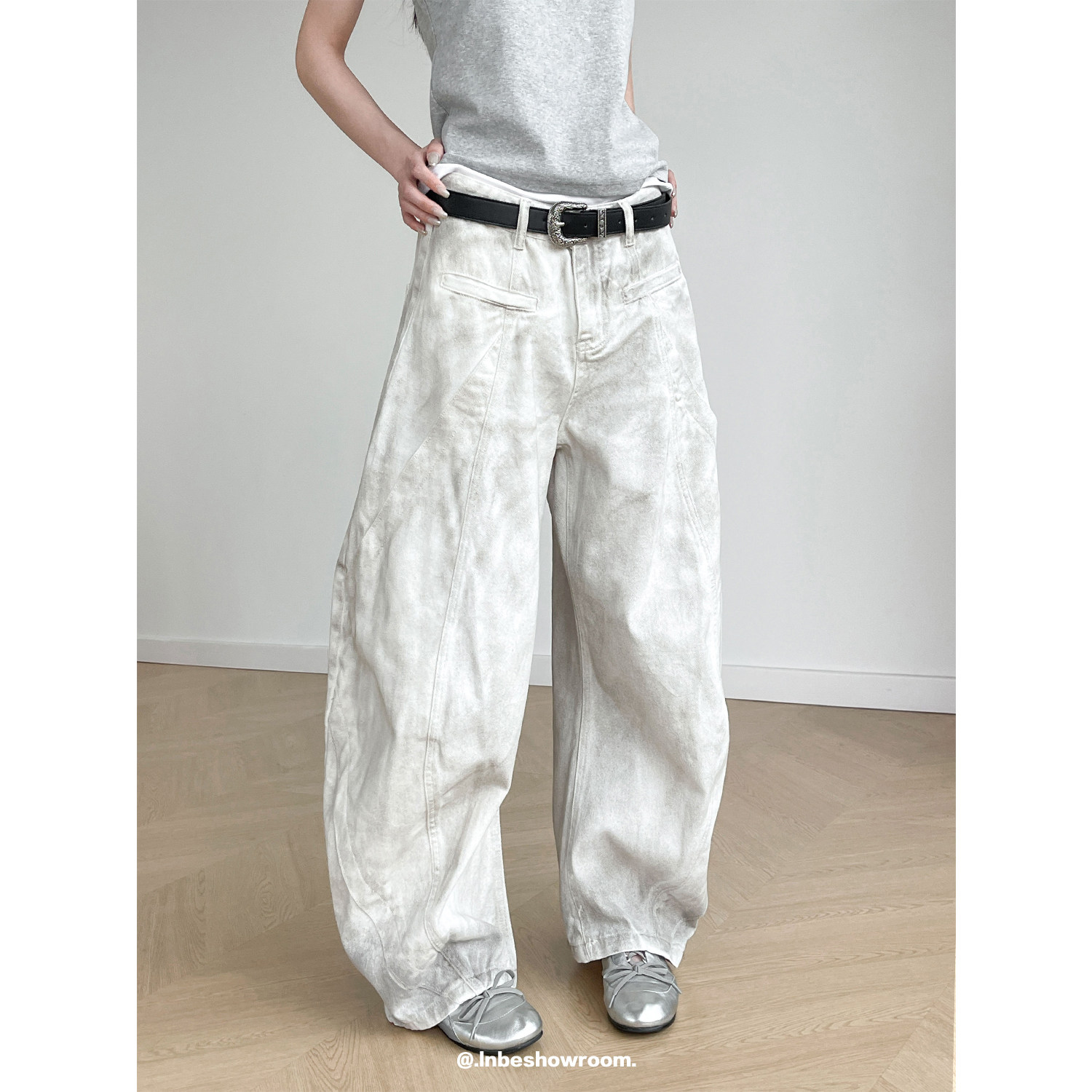 水洗做旧脏白色解构弯刀牛仔裤女