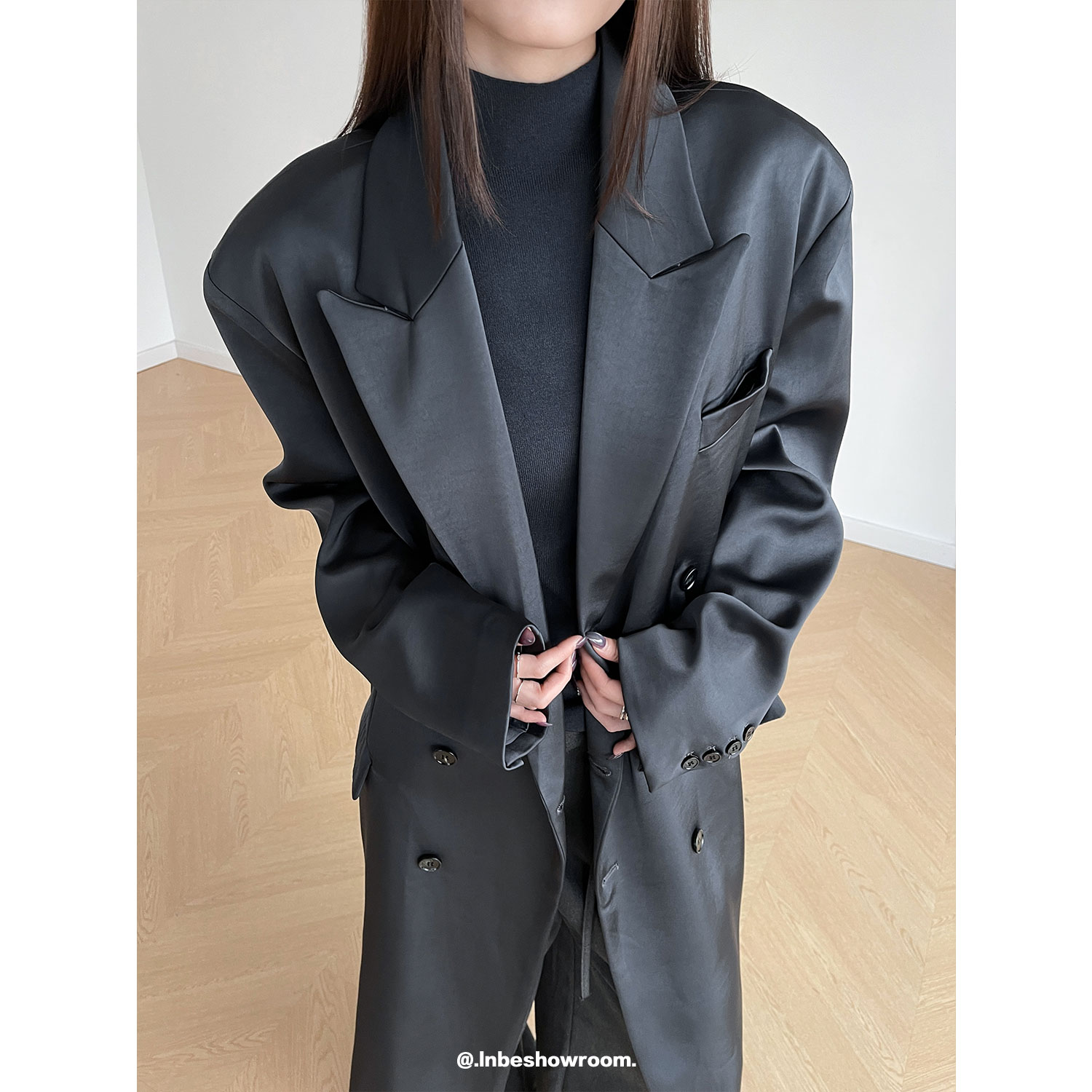 高级灰缎面宽肩廓形超长款大衣