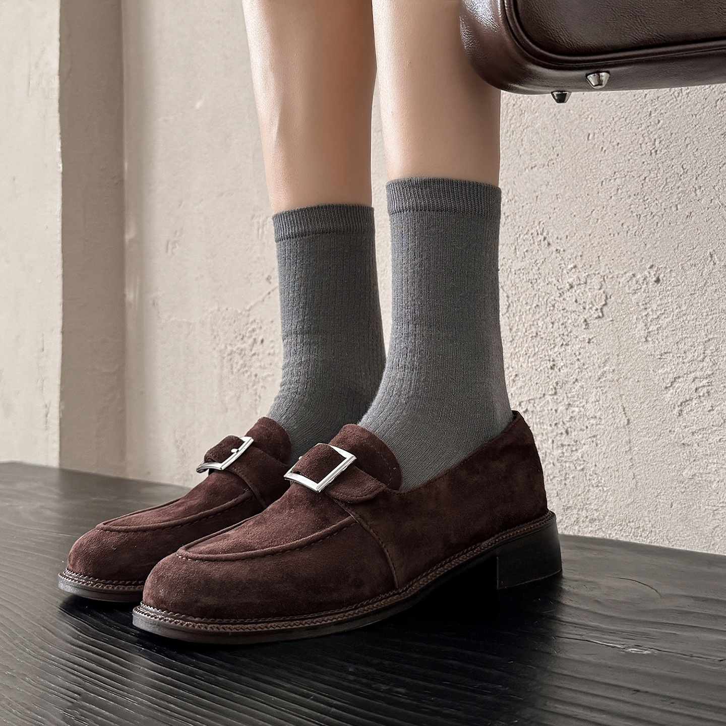 一力米灰2025年新款女鞋时装单鞋乐福鞋女鞋平跟低跟皮带扣女单鞋