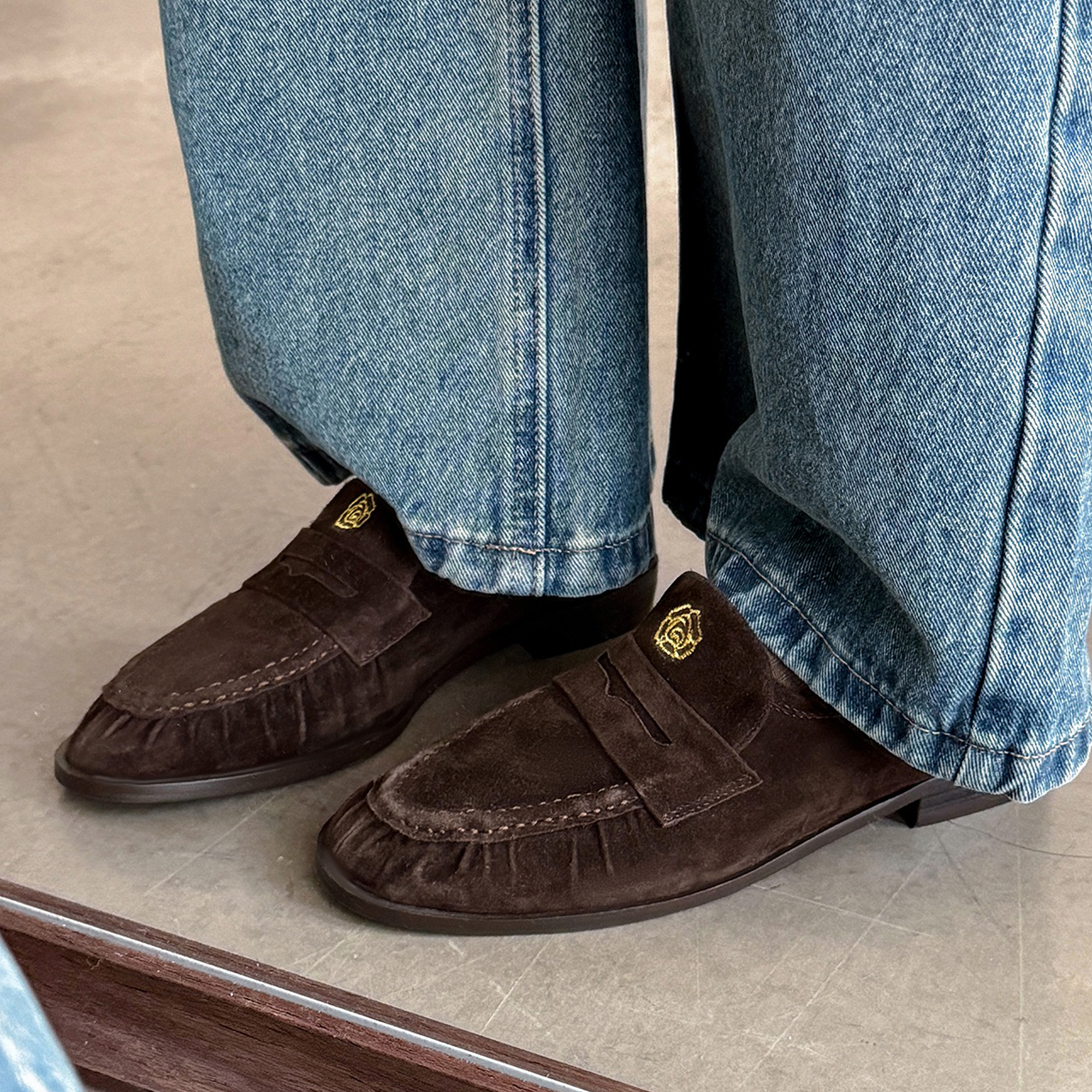 一力米灰低跟2025年新款粗跟女单鞋舒适百搭舒适乐福鞋通勤女真皮