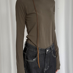 0427橄榄绿色一字领露肩锁骨长袖T恤女卷边收腰上衣恭呐F0330