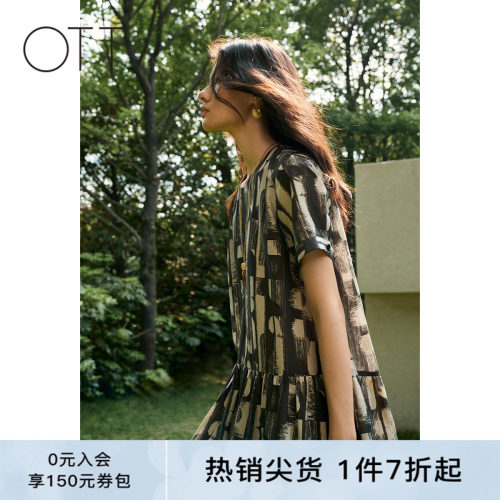 OTT【商场同款】2025夏新品满幅图案圆领连衣裙女时髦短袖通勤裙