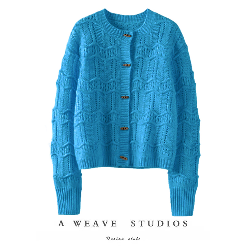 浅蓝色圆领牛角扣羊绒衫