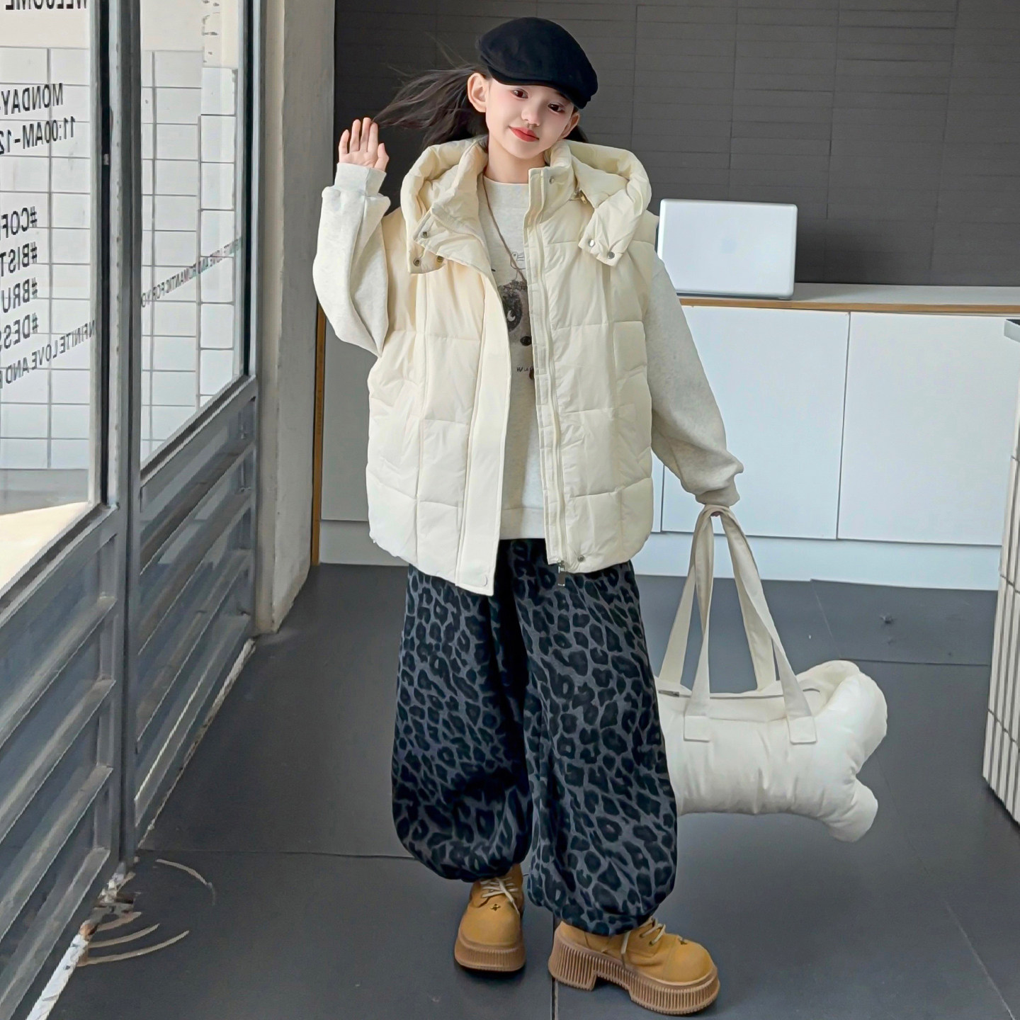 女童羽绒马甲套装冬季新款2025中大童洋气加厚卫衣豹纹裤子三件套
