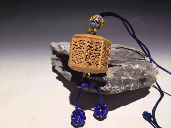 INDIAN OLD MOUNTAIN SANDALWOOD HOLLOW CAR HANGING SACHET EIGHT-SIDED EXQUISITE BOX. CONTAINS 16 SMALL BEADS OF LAOSHAN SANDALWOOD